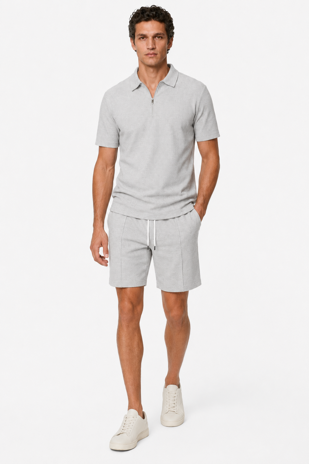 Ensemble d'été deux pièces gris pour homme avec chemise à demi-fermeture éclair et short