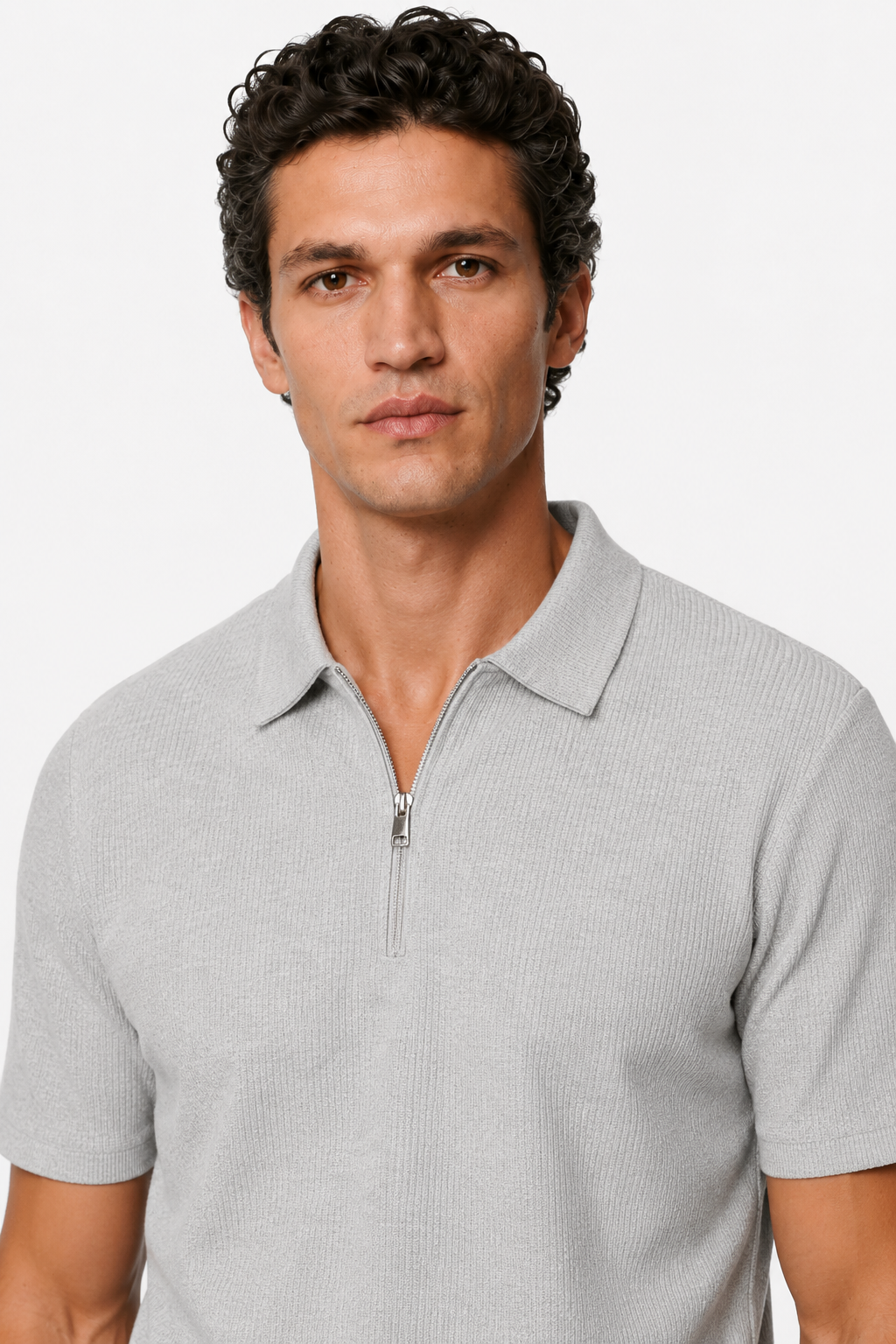 Ensemble d'été deux pièces gris pour homme avec chemise à demi-fermeture éclair et short
