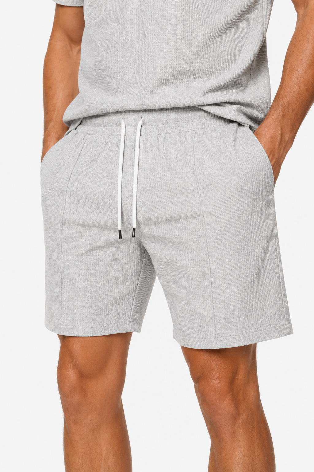 Ensemble d'été deux pièces gris pour homme avec chemise à demi-fermeture éclair et short