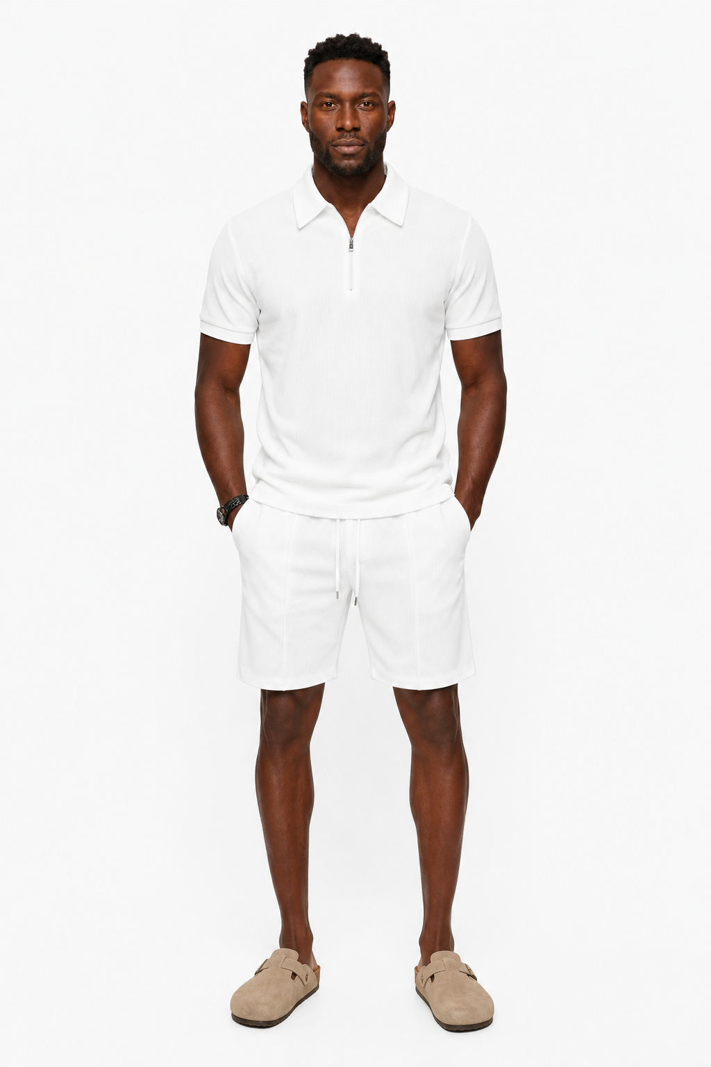 Ensemble d'été blanc deux pièces pour hommes avec chemise à demi-fermeture éclair et short.