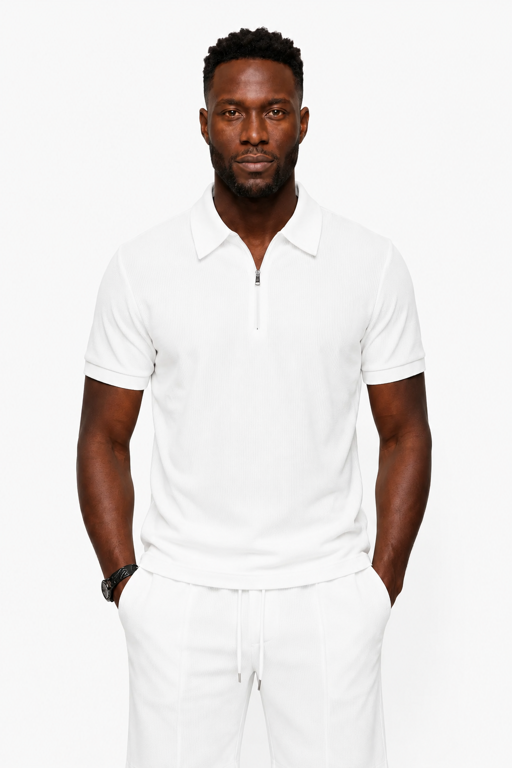 Ensemble d'été blanc deux pièces pour hommes avec chemise à demi-fermeture éclair et short.