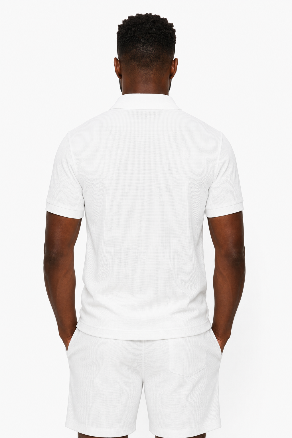 Ensemble d'été blanc deux pièces pour hommes avec chemise à demi-fermeture éclair et short.