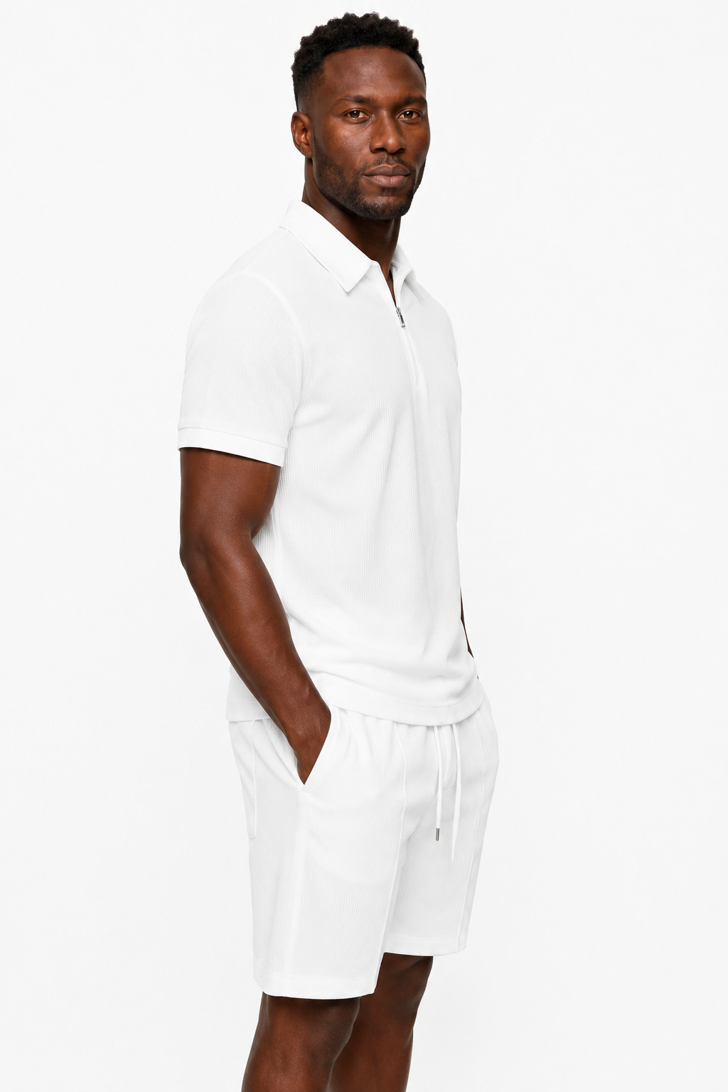 Ensemble d'été blanc deux pièces pour hommes avec chemise à demi-fermeture éclair et short.