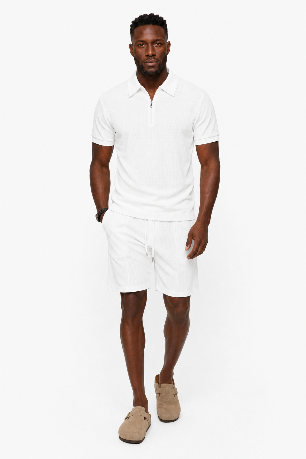 Ensemble d'été blanc deux pièces pour hommes avec chemise à demi-fermeture éclair et short.