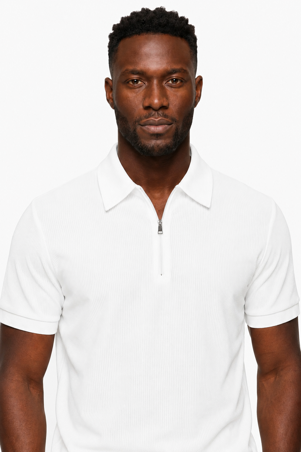 Ensemble d'été blanc deux pièces pour hommes avec chemise à demi-fermeture éclair et short.
