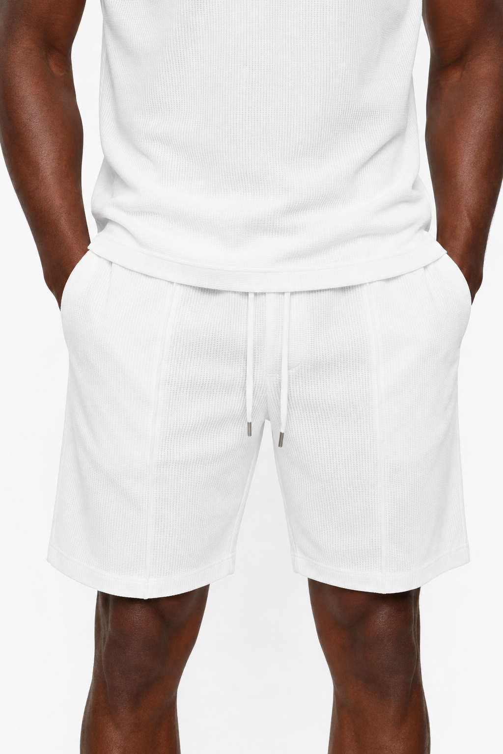Ensemble d'été blanc deux pièces pour hommes avec chemise à demi-fermeture éclair et short.