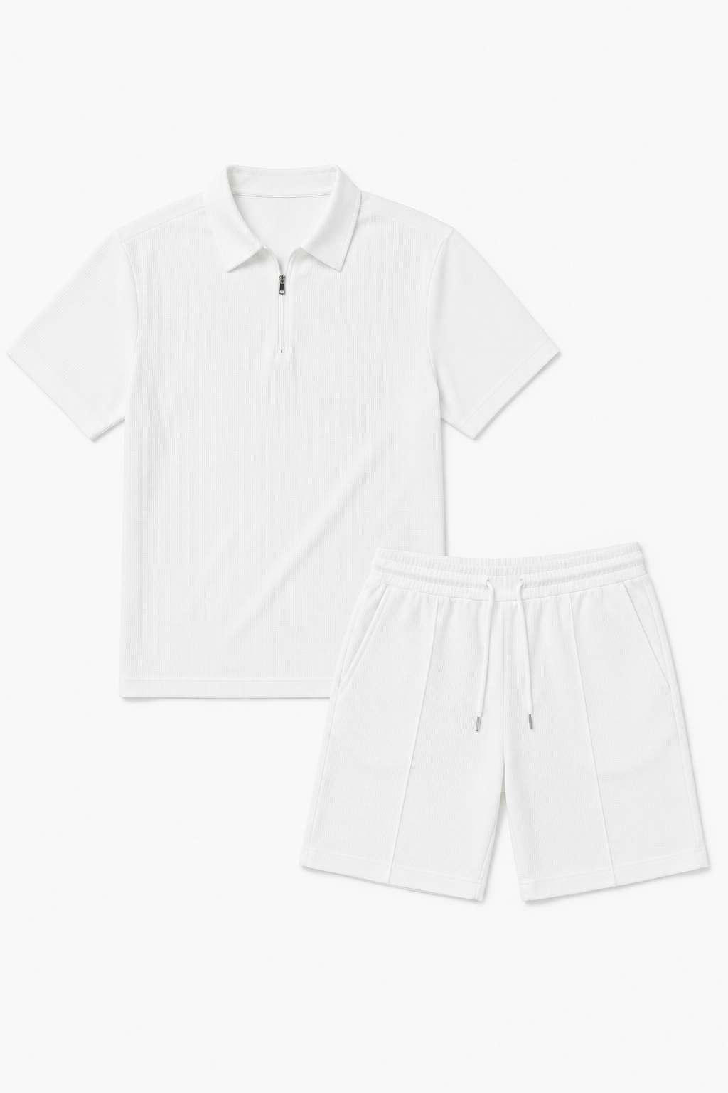 Ensemble d'été blanc deux pièces pour hommes avec chemise à demi-fermeture éclair et short.