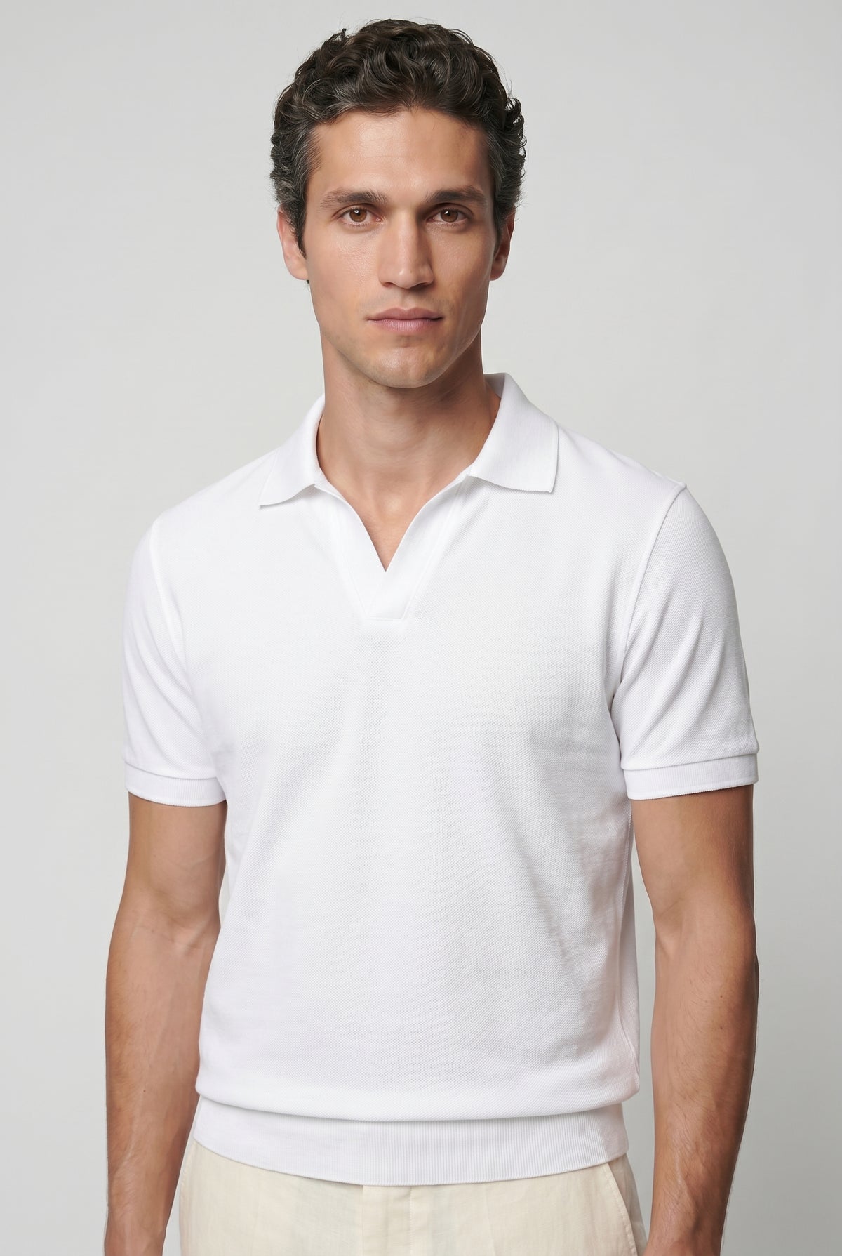 Polo hombre blanco, corte slim, de tejido técnico, transpirable, para verano