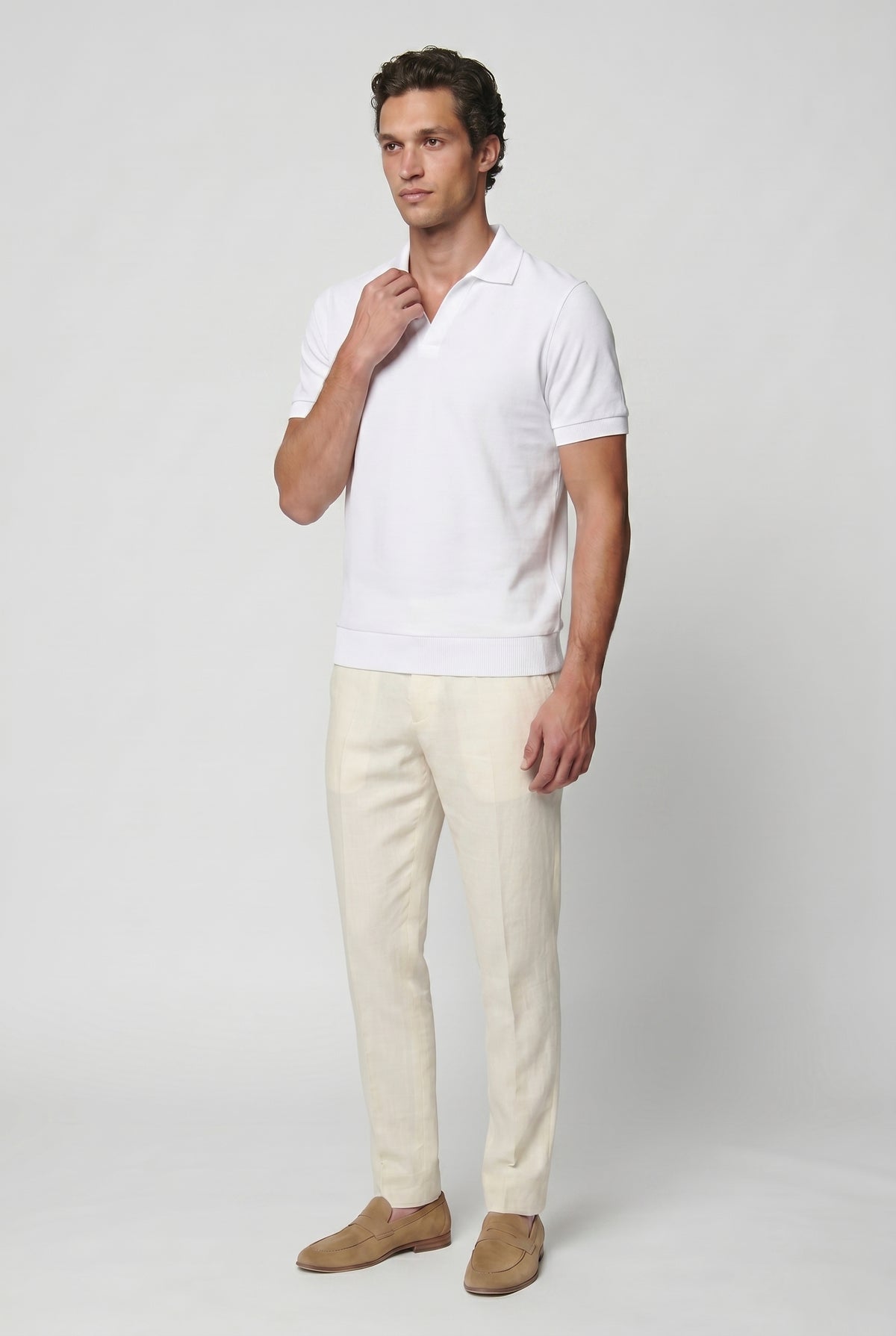 Polo hombre blanco, corte slim, de tejido técnico, transpirable, para verano