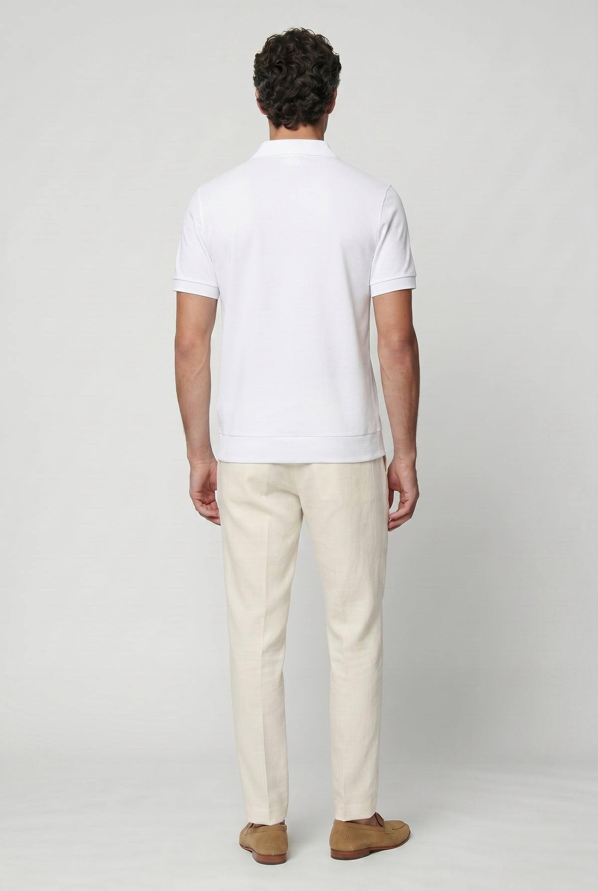 Polo hombre blanco, corte slim, de tejido técnico, transpirable, para verano