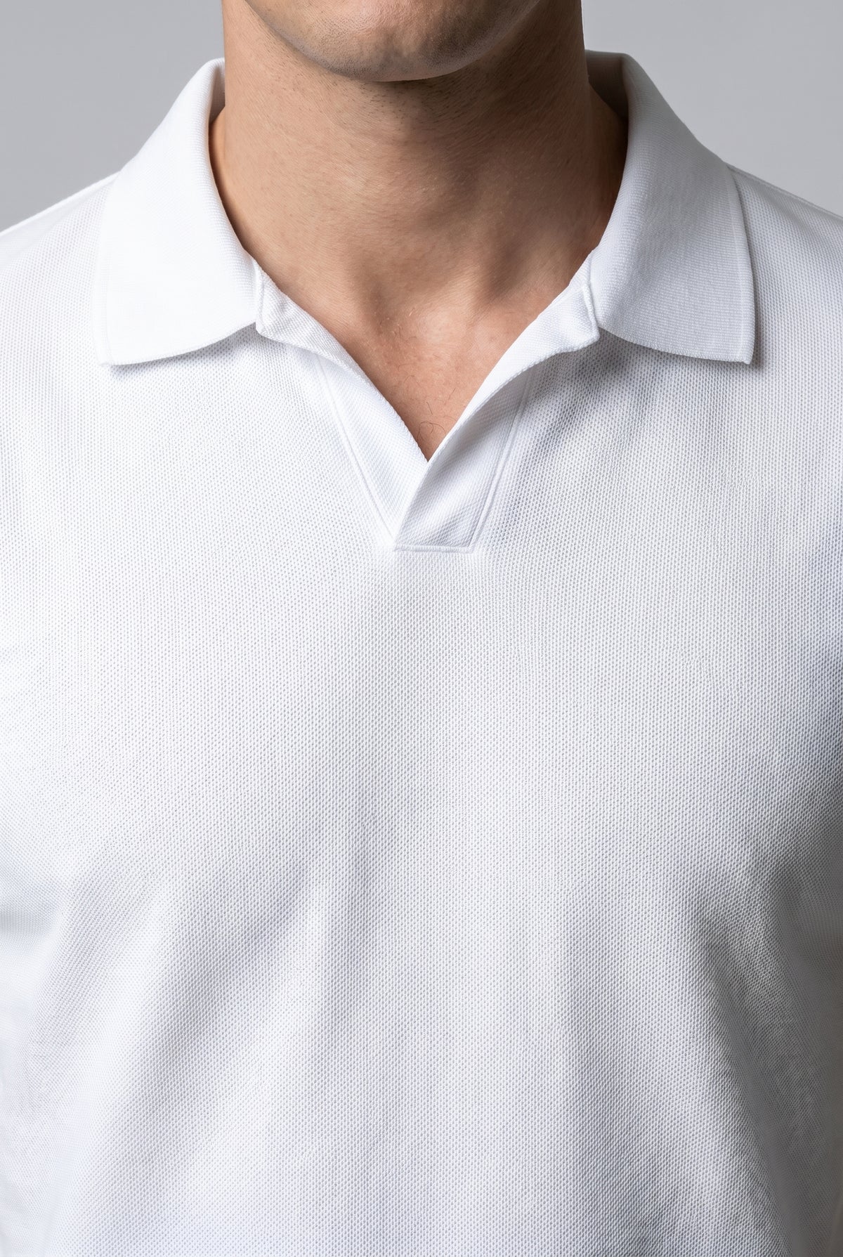 Polo hombre blanco, corte slim, de tejido técnico, transpirable, para verano