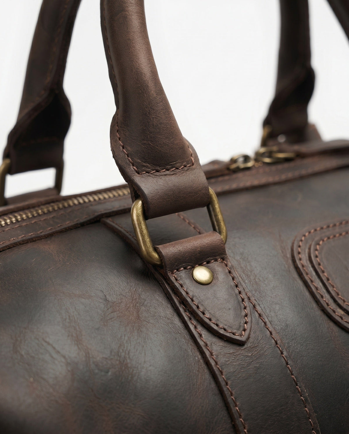 Premium Crazy-Horse Leder-Duffeltasche für Herren – Schokoladenbraun mit Messingbeschlägen