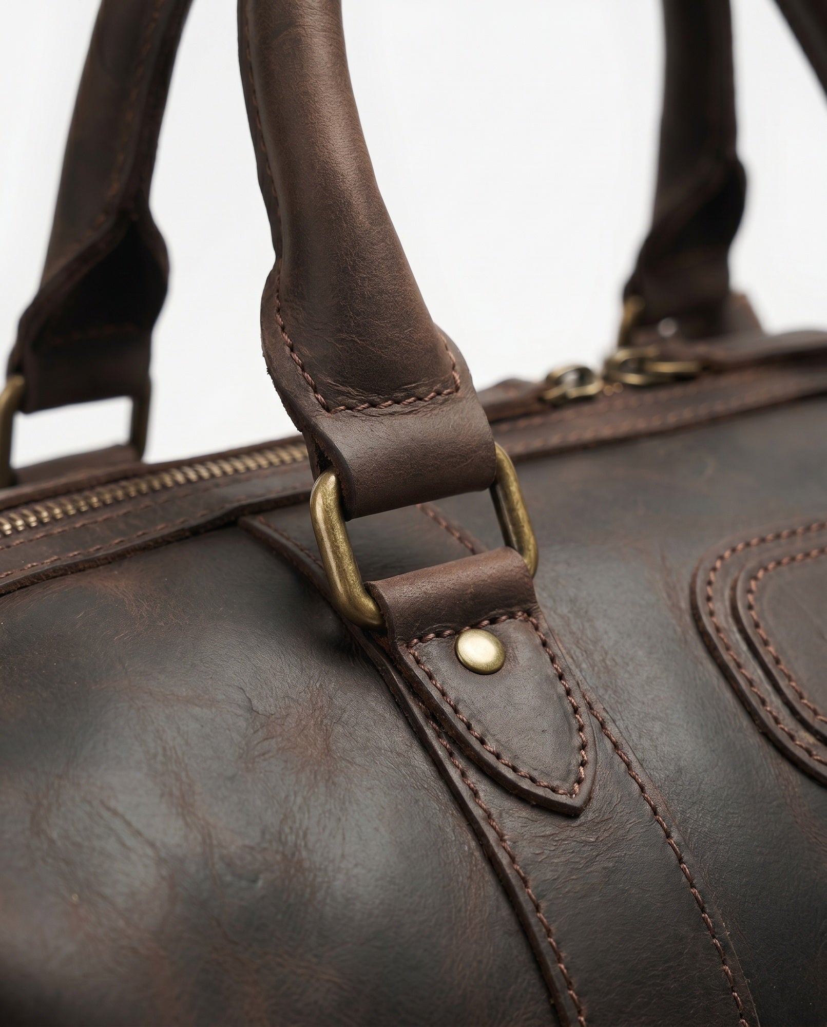 Premium Crazy-Horse Leder-Duffeltasche für Herren – Schokoladenbraun mit Messingbeschlägen
