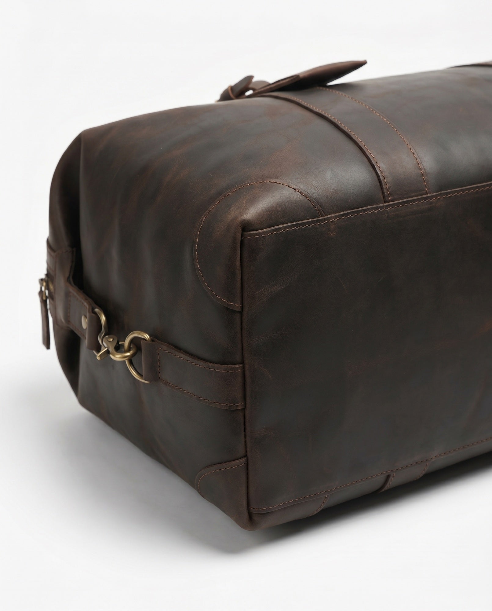 Premium Crazy-Horse Leder-Duffeltasche für Herren – Schokoladenbraun mit Messingbeschlägen